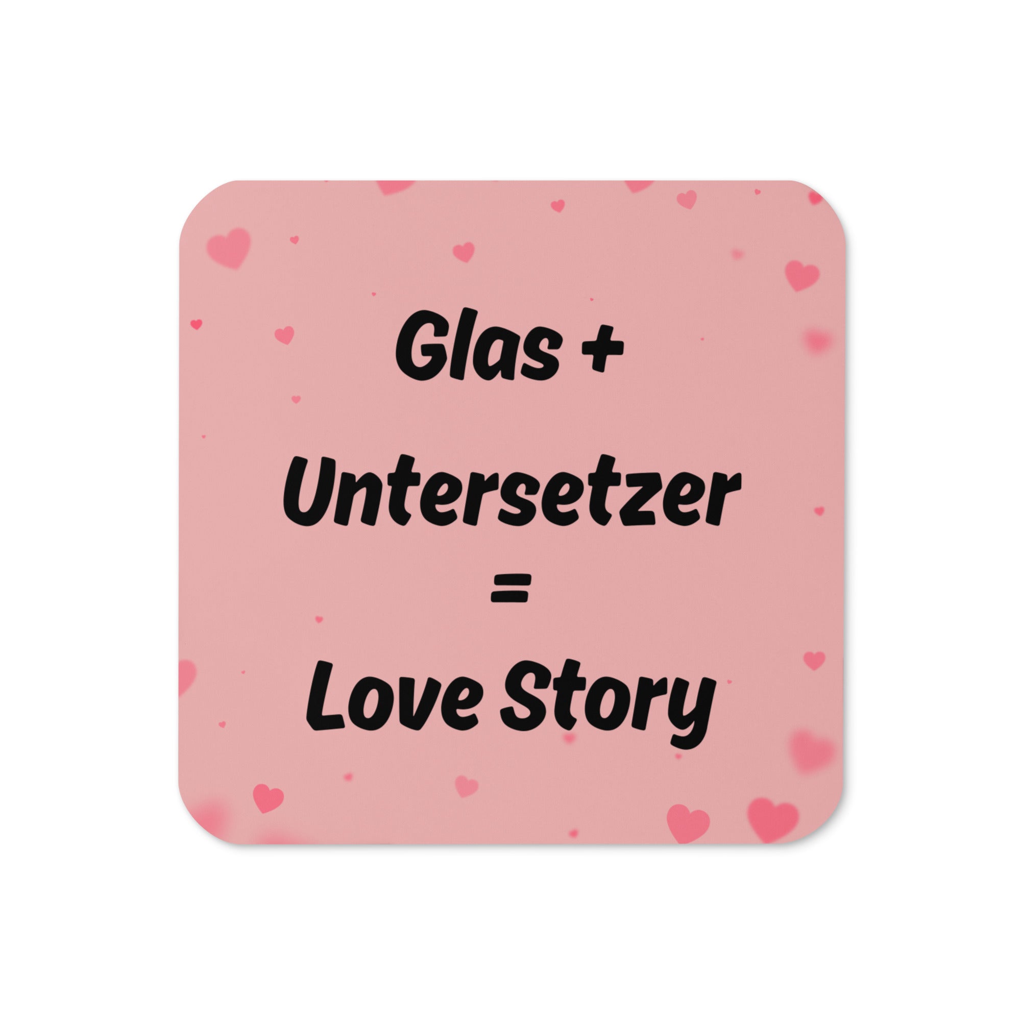 Quadratischer Korkuntersetzer mit rosa Hintergrund, kleinen Herzmotiven und schwarzer Aufschrift ‚Glas + Untersetzer = Love Story‘.