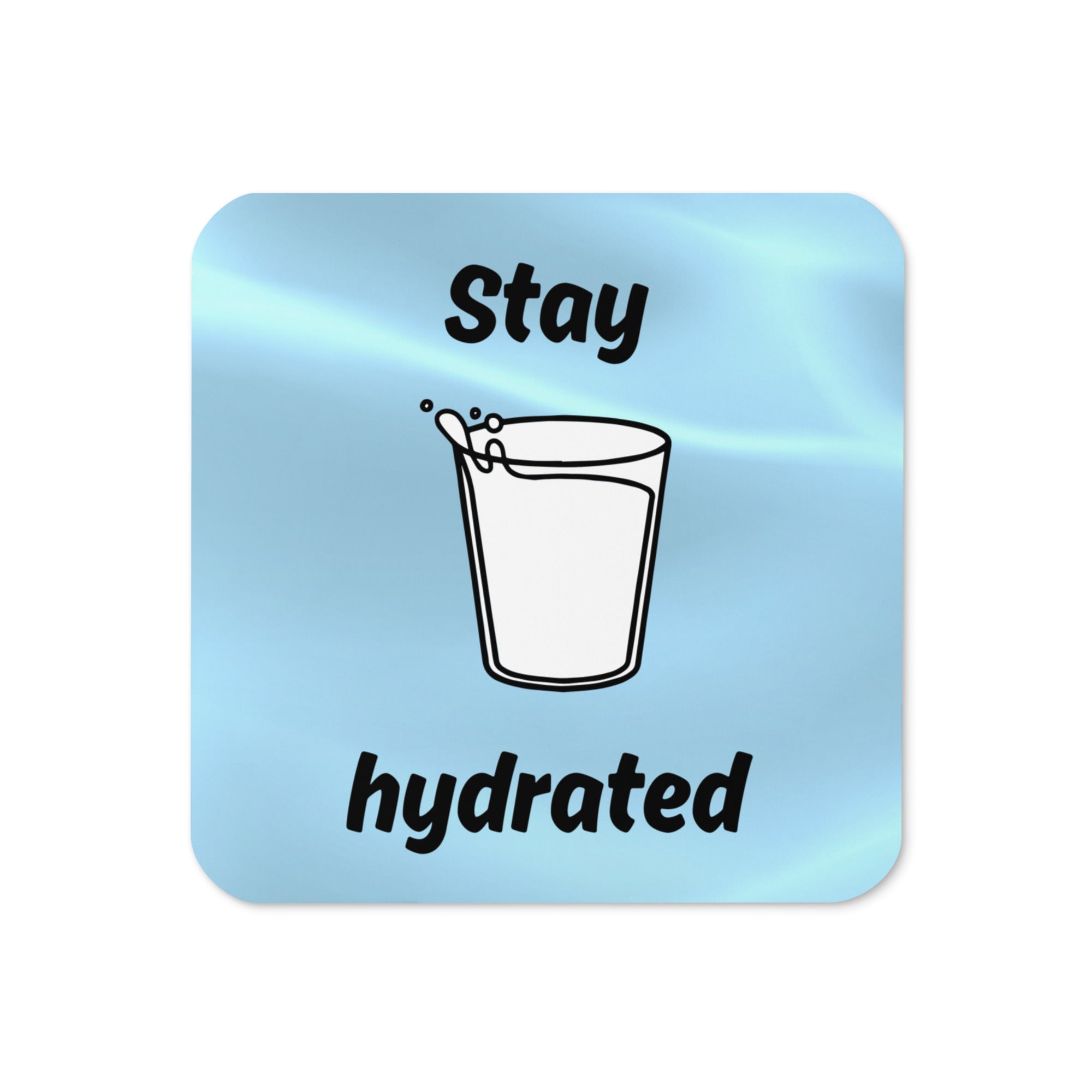 Quadratischer Korkuntersetzer mit hellblauem Hintergrund, schwarzer Aufschrift ‚Stay hydrated‘ und Illustration eines Wasserglases.
