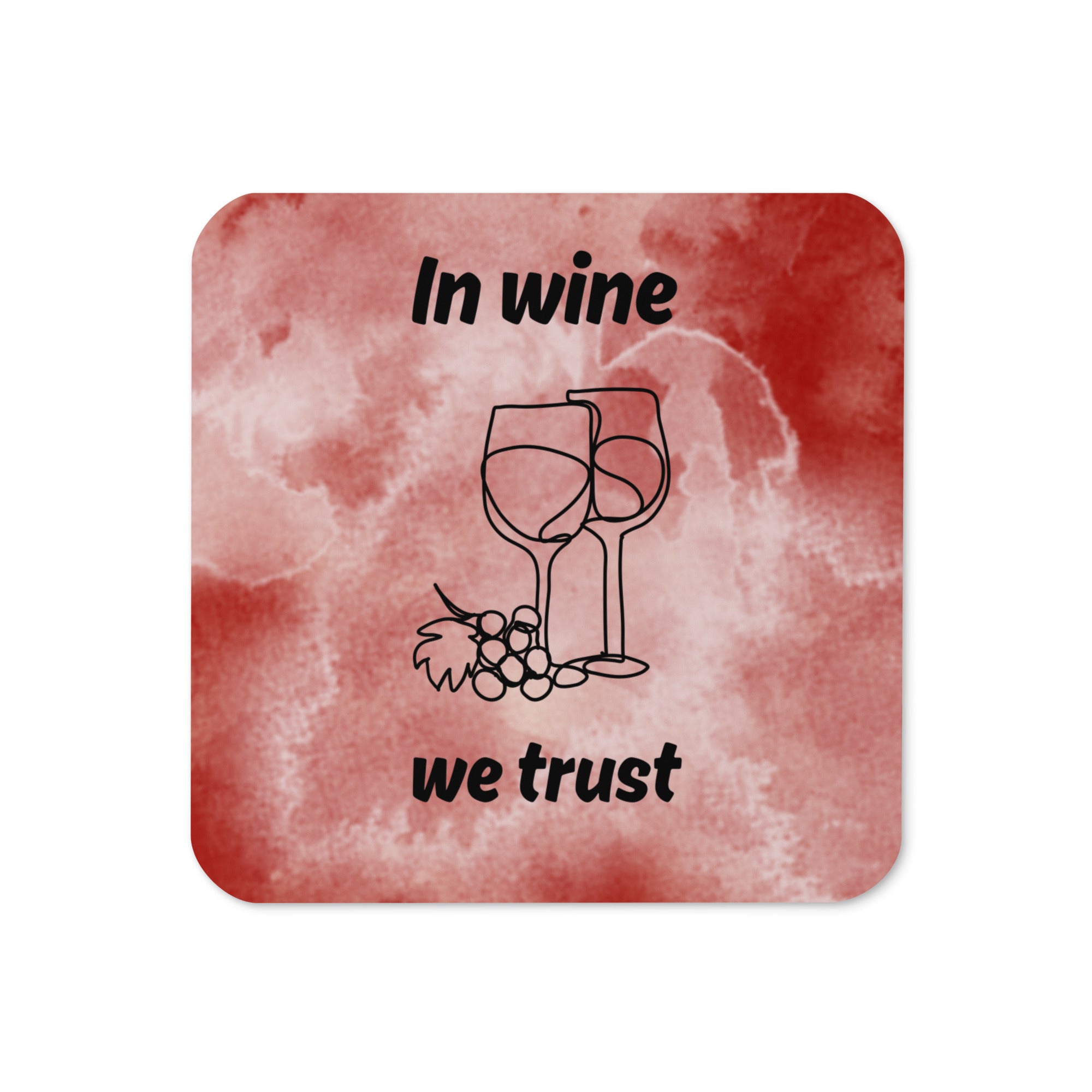 Quadratischer Korkuntersetzer mit rotem Aquarell-Hintergrund, schwarzer Aufschrift ‚In wine we trust‘ sowie Illustration von zwei Weingläsern und Weintrauben.