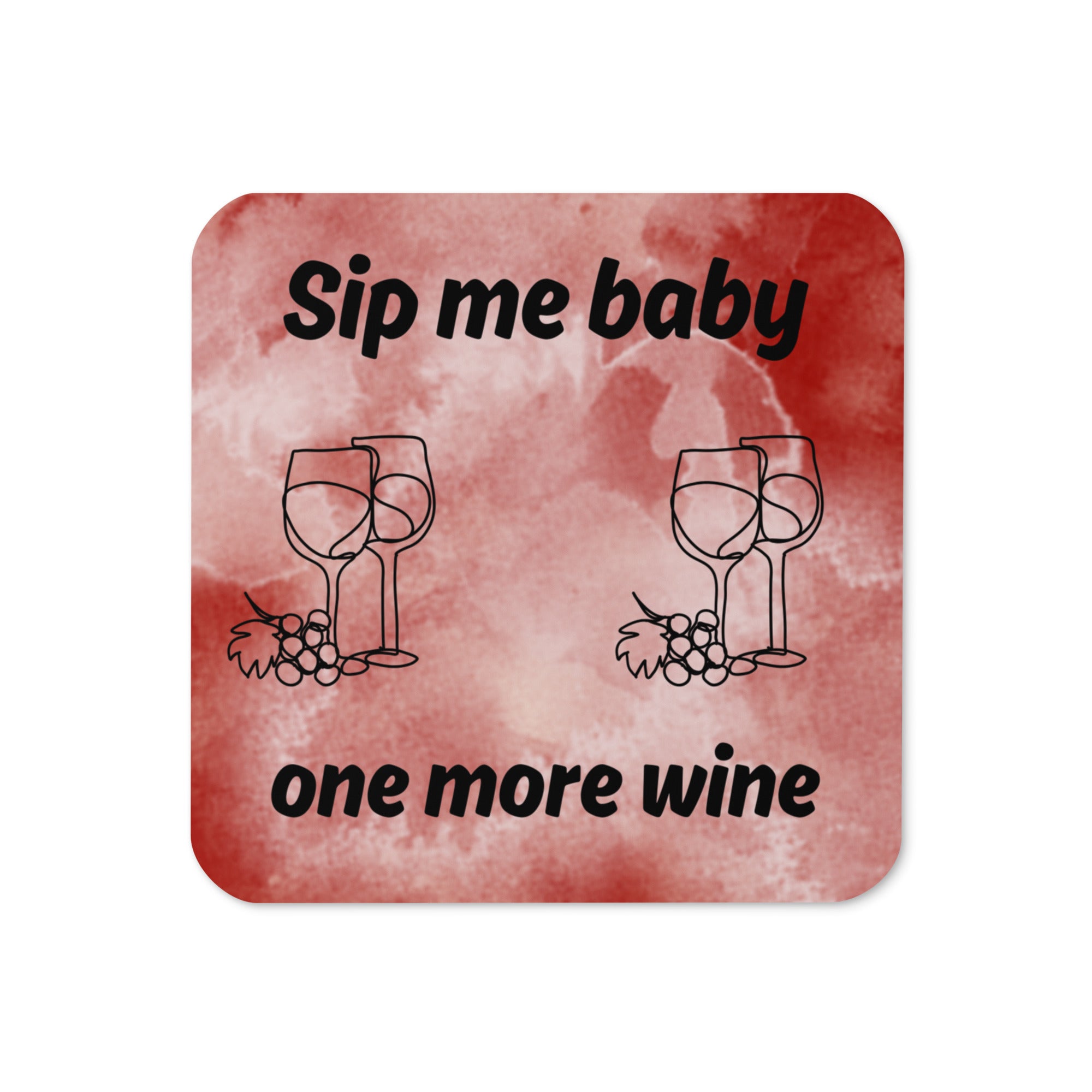 Quadratischer Korkuntersetzer mit rotem Aquarell-Hintergrund, schwarzer Aufschrift ‚Sip me baby one more wine‘ sowie Illustration von Weingläsern und Weintrauben.