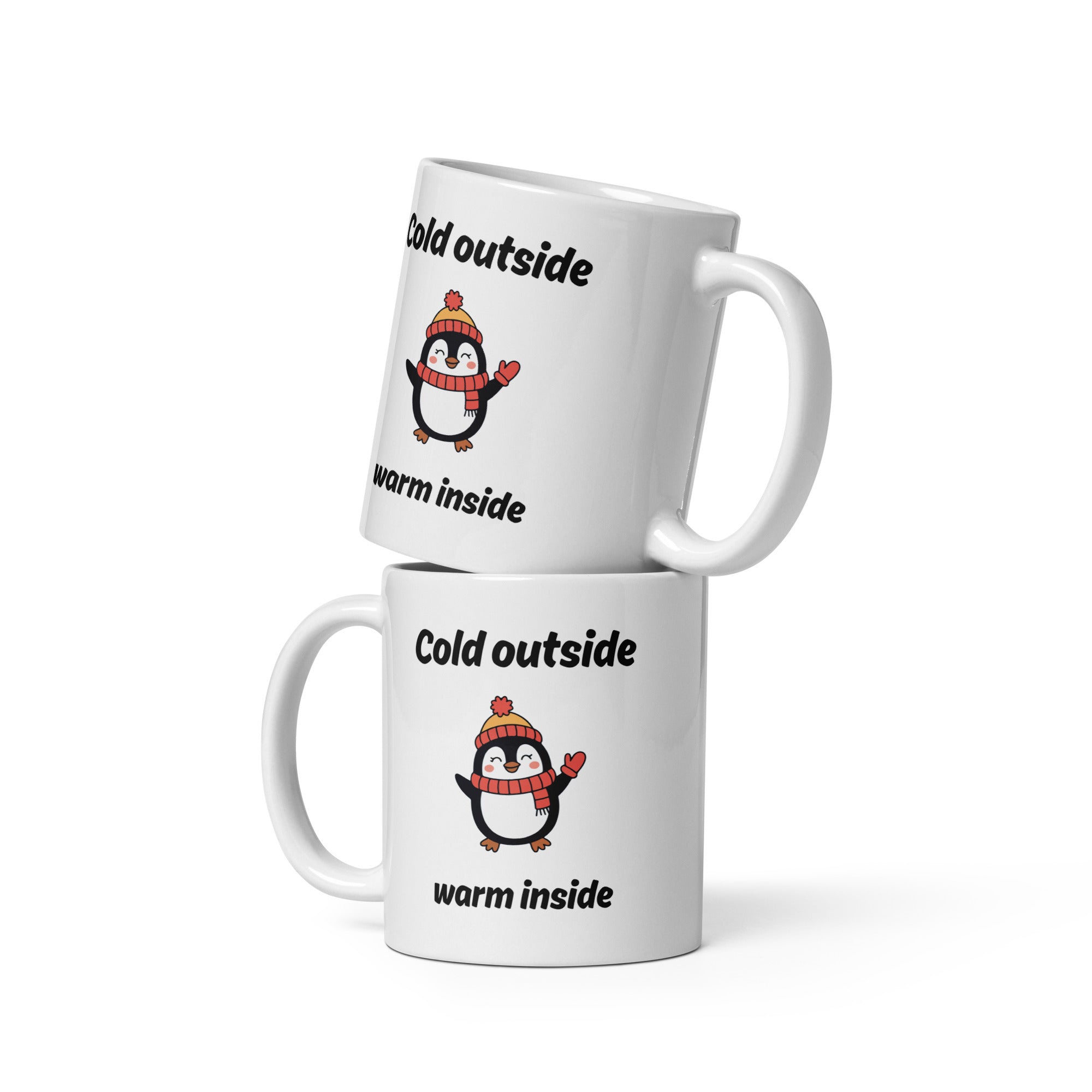 Weiße Tasse mit dem Spruch "Cold outside, warm inside" und einem Bild fröhlichen Pinguins in der Mitte