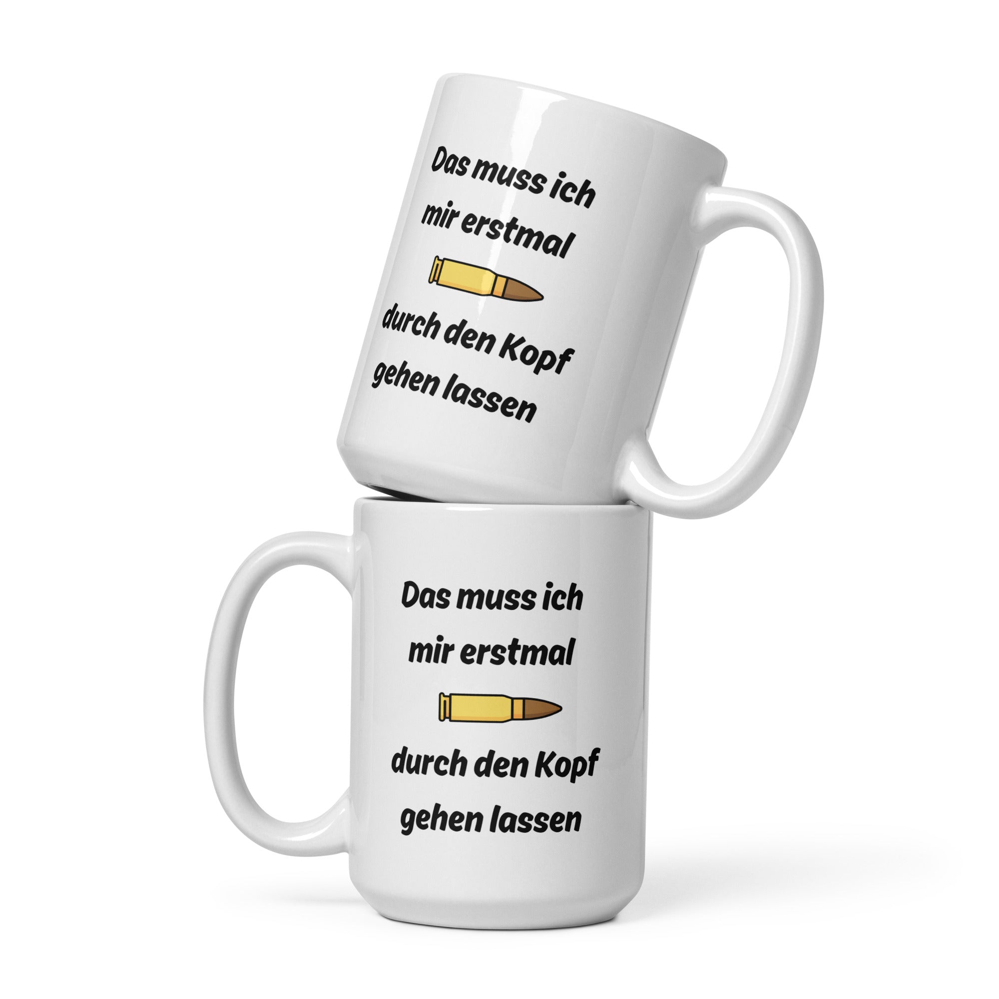 Zwei weiße Kaffeetassen mit schwarzer Aufschrift ‚Das muss ich mir erst mal durch den Kopf gehen lassen‘ und einer Patronen-Illustration, übereinander gestapelt.