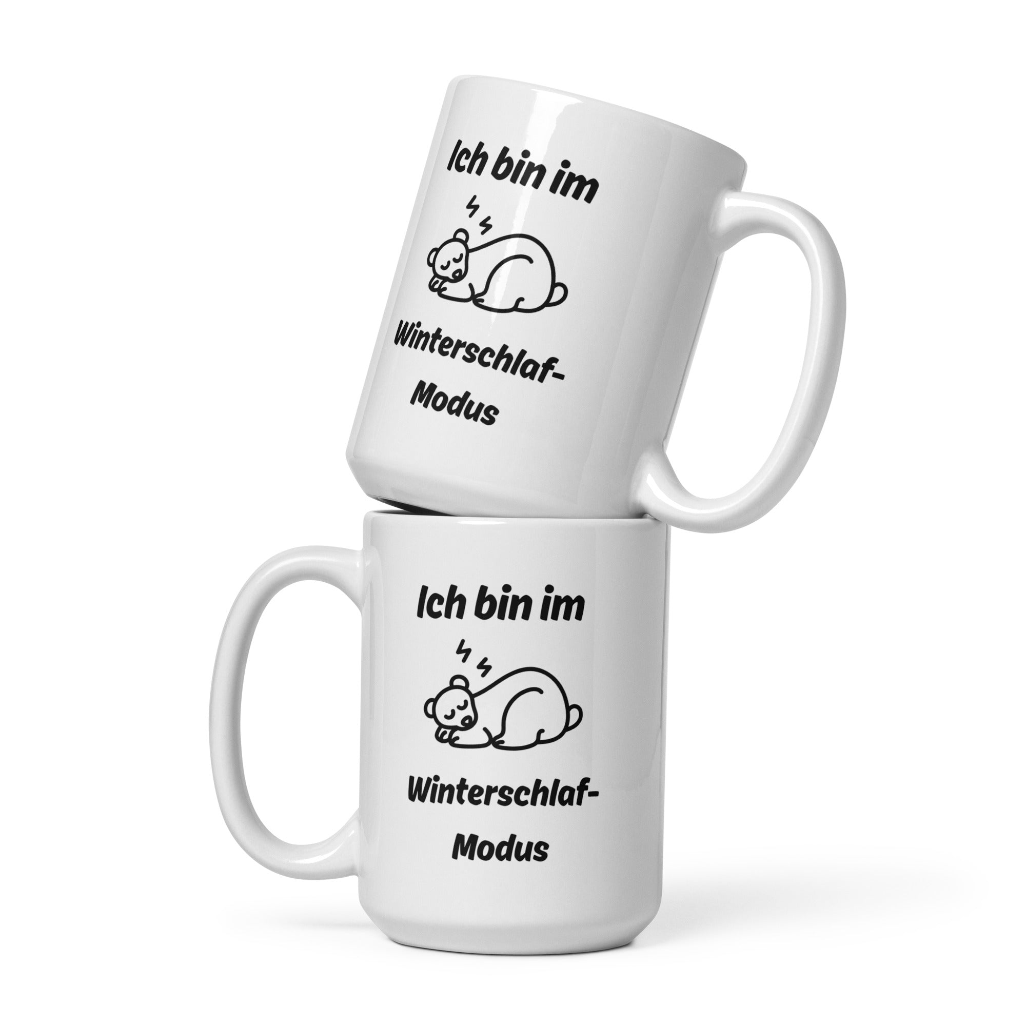Weiße Tasse mit dem Spruch "Ich bin im Winterschlaf-Modus" und einem Bild eines schlafenden Bär in der Mitte