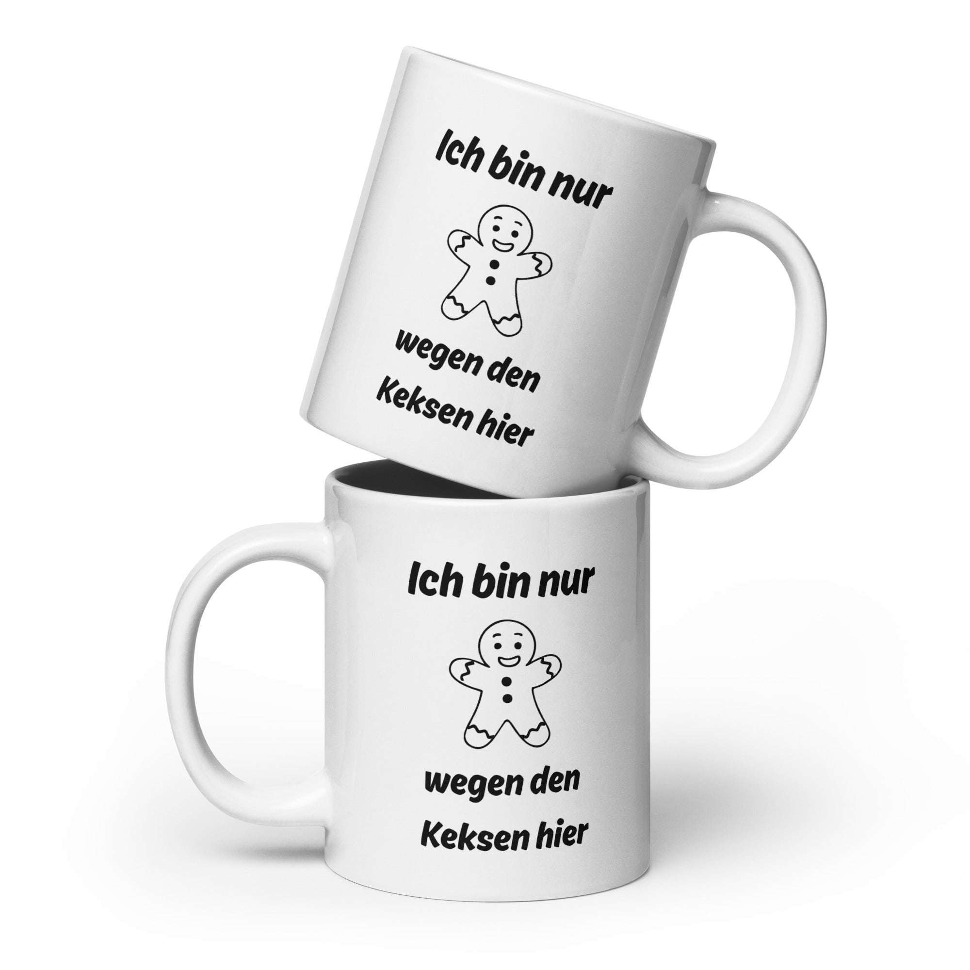 Weiße Tasse mit dem Spruch "Ich bin nur wegen den Keksen hier" und einem Bild eines Lebkuchenmann in der Mitte