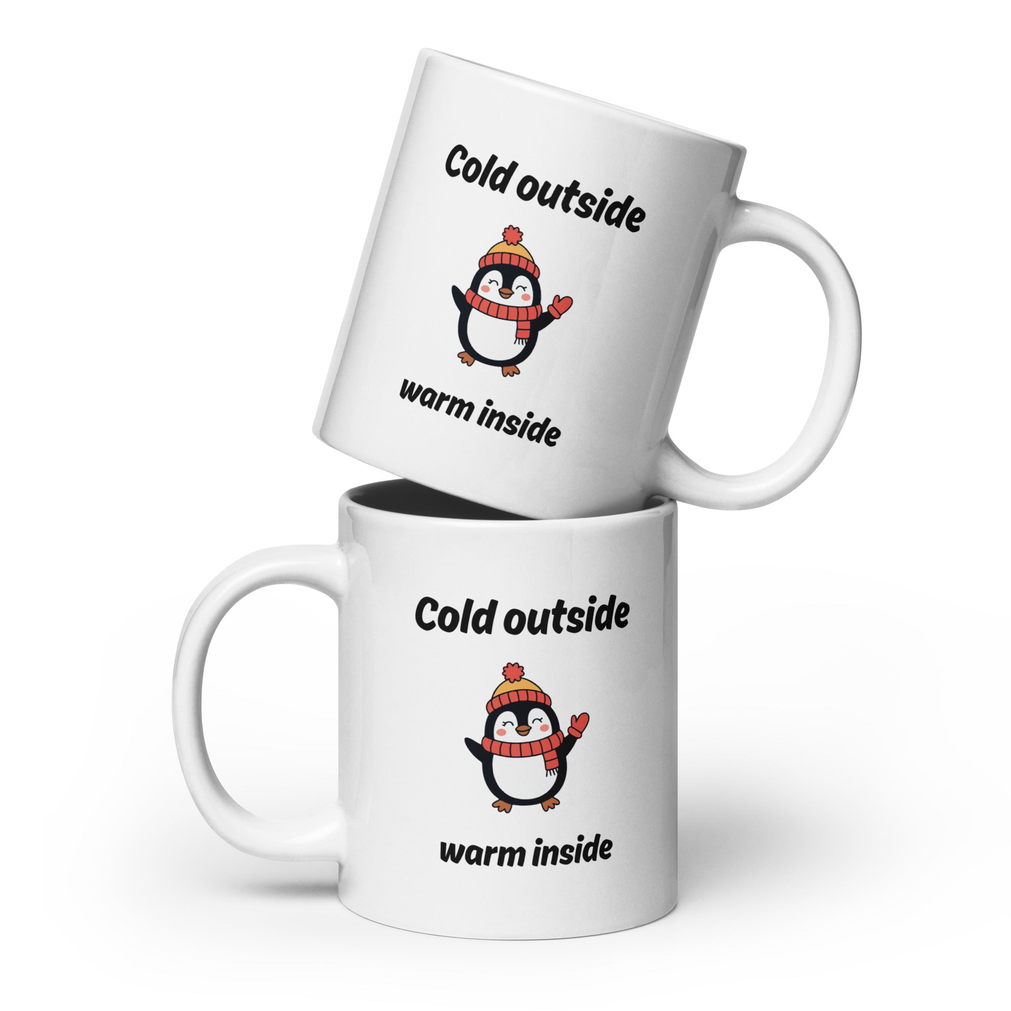 Weiße Tasse mit dem Spruch "Cold outside, warm inside" und einem Bild fröhlichen Pinguins in der Mitte