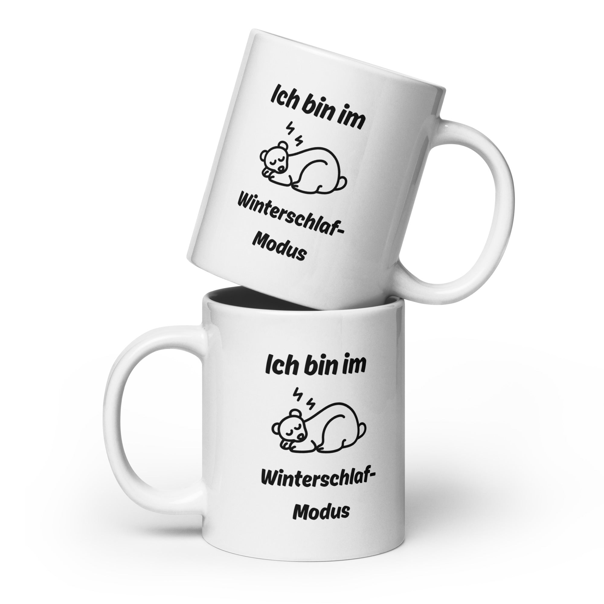 Weiße Tasse mit dem Spruch "Ich bin im Winterschlaf-Modus" und einem Bild eines schlafenden Bär in der Mitte